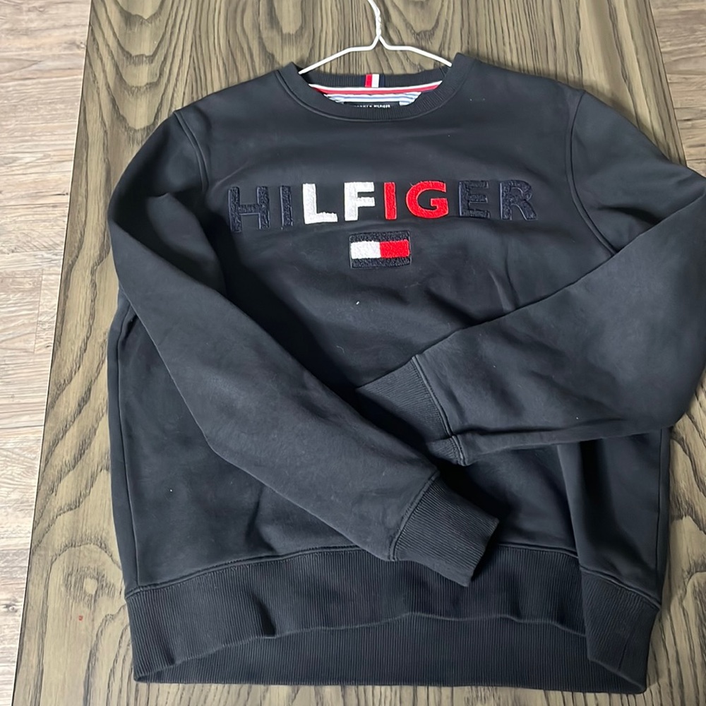 Men’s black medium Tommy Hilfiger sweatshirt slightly used